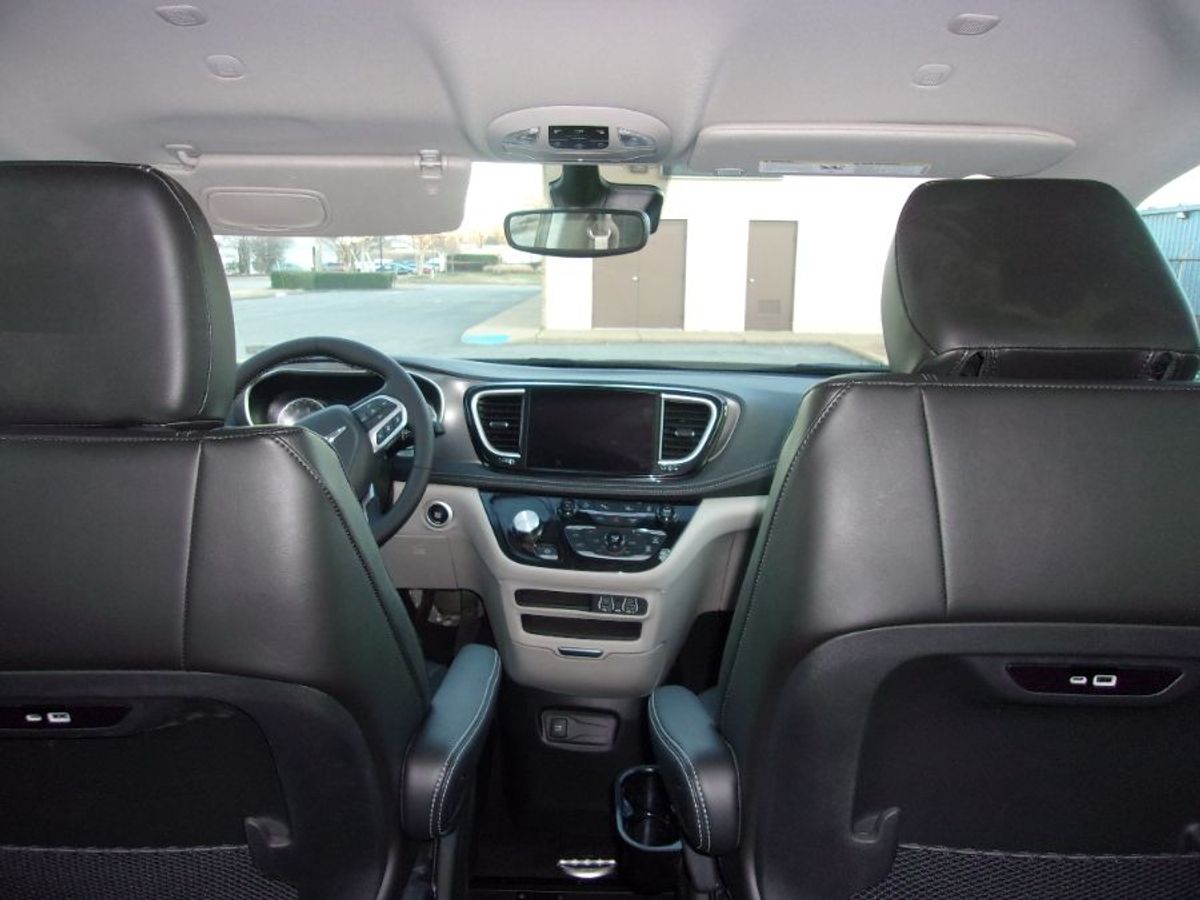 Grey Chrysler Pacifica image number 16