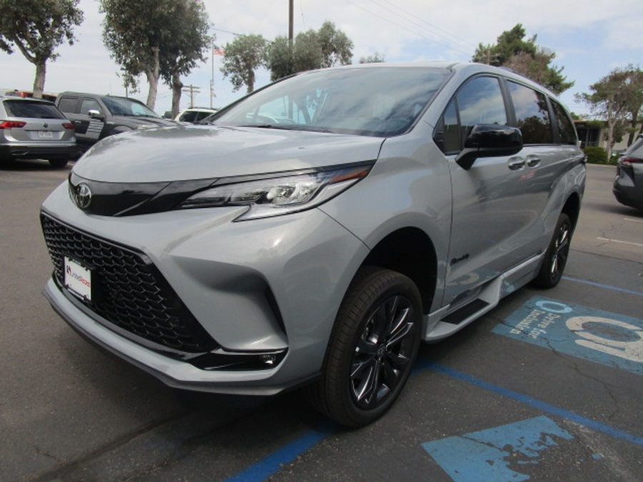 New 2026 Toyota Sienna Hybrid XSE Sport - BraunAbility Side Entry Fold Out Automatic Ramp