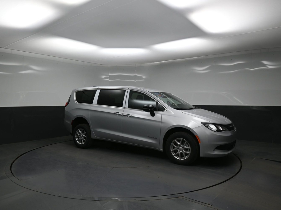 Silver Chrysler Voyager image number 21