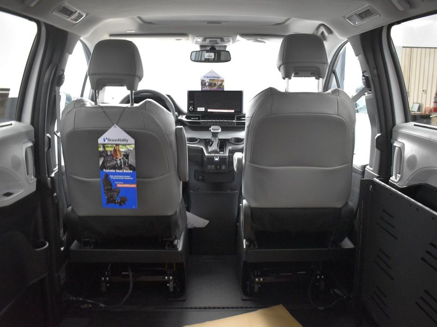 New 2025 Toyota Sienna Hybrid XLE Base - BraunAbility Side Entry Entry Fold Out Automatic Ramp