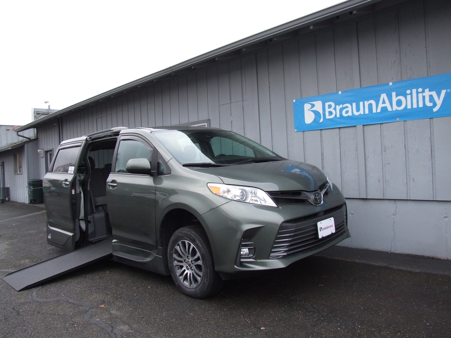 2020 Toyota Sienna XLE Premium's photo