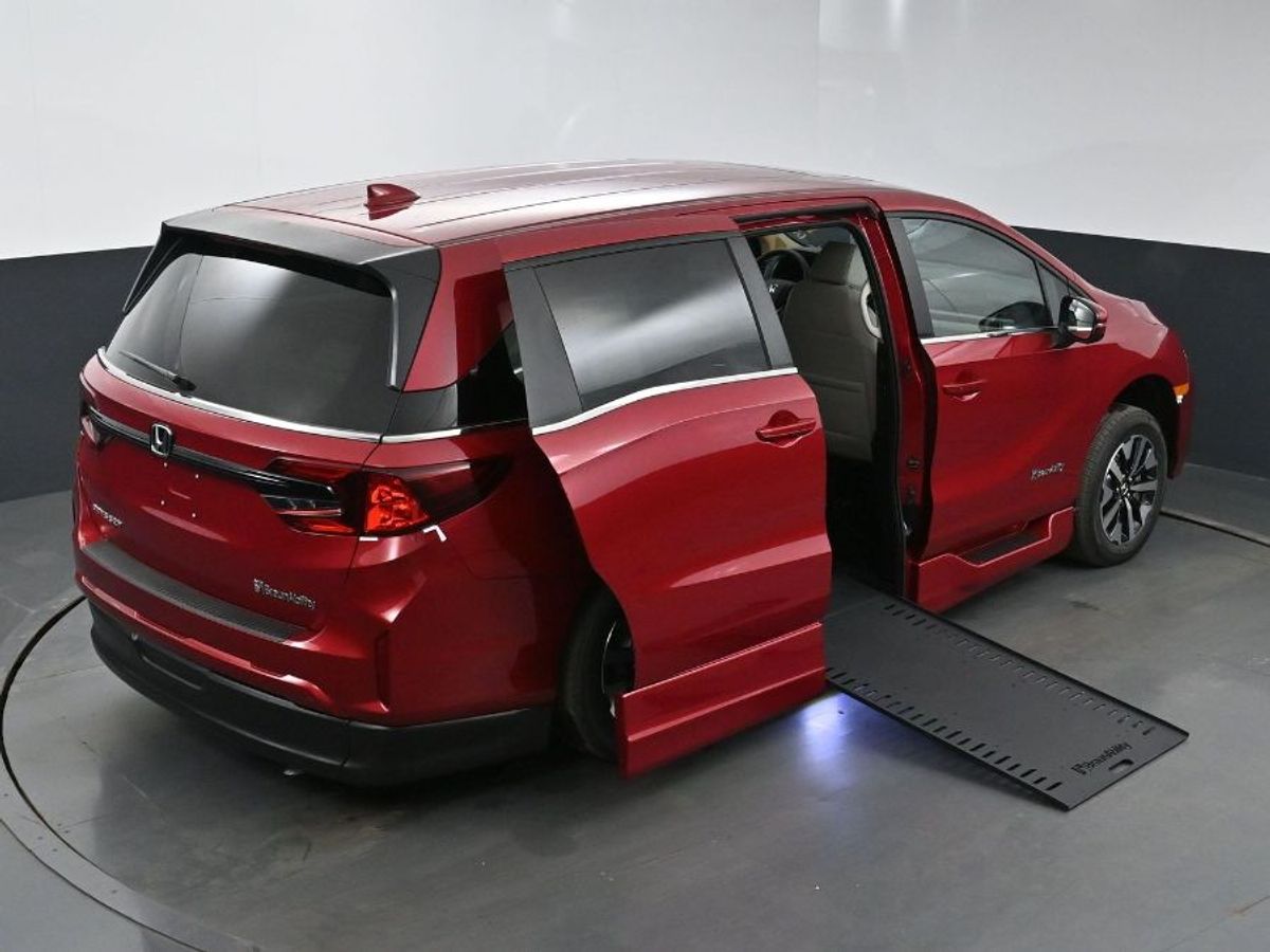 Red Honda Odyssey image number 25