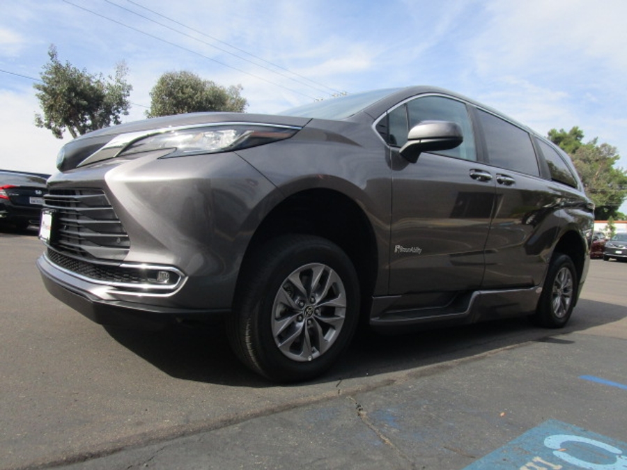 Used 2023 Toyota Sienna Hybrid XLE Base - BraunAbility Side Entry Entry In Floor Automatic Ramp