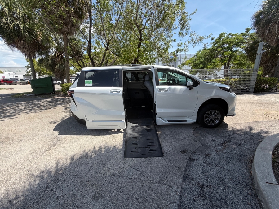 White Toyota Sienna image number 6