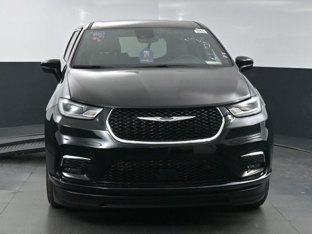 Black Chrysler Pacifica image number 2