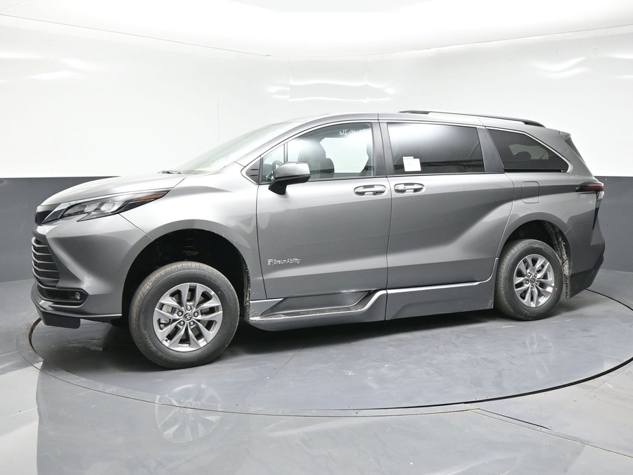 Grey Toyota Sienna image number 2
