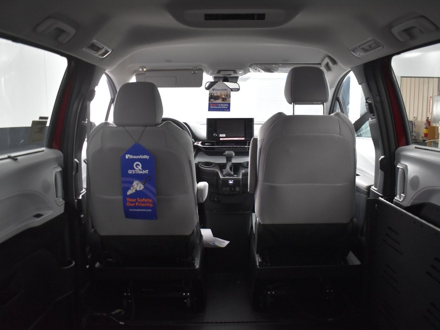New 2025 Toyota Sienna Hybrid LE - BraunAbility Side Entry Entry Fold Out Automatic Ramp