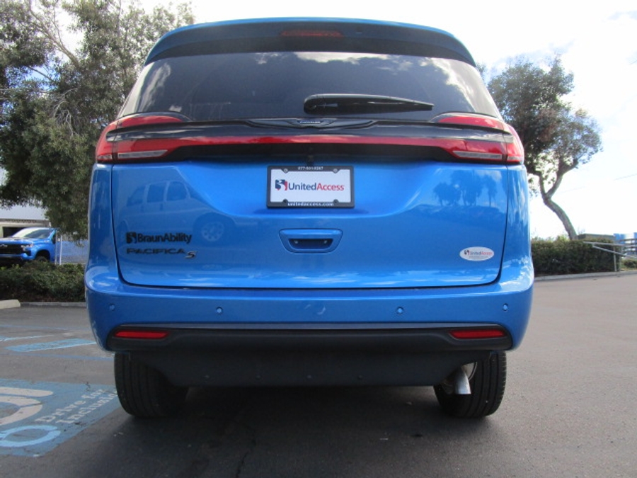 New 2026 Chrysler Pacifica Select Sport - BraunAbility Side Entry Entry In Floor Automatic Ramp