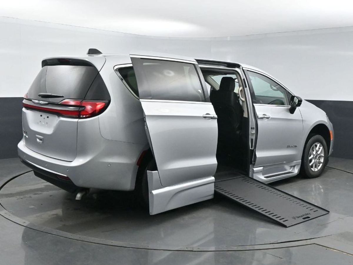 Silver Chrysler Pacifica image number 22