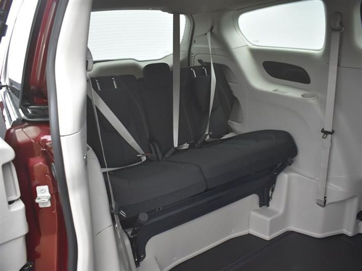 Red Chrysler Voyager image number 19