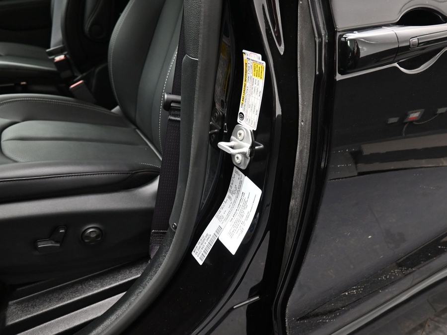 Black Chrysler Pacifica image number 16