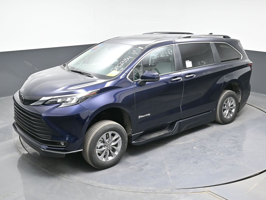 New 2026 Toyota Sienna Hybrid XLE Base - BraunAbility Side Entry Entry Fold Out Automatic Ramp