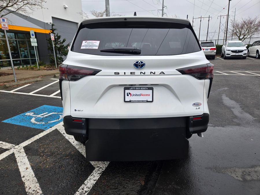 New 2025 Toyota Sienna Hybrid LE - Vantage Mobility Commercial Rear Entry Entry Fold Out Manual Ramp