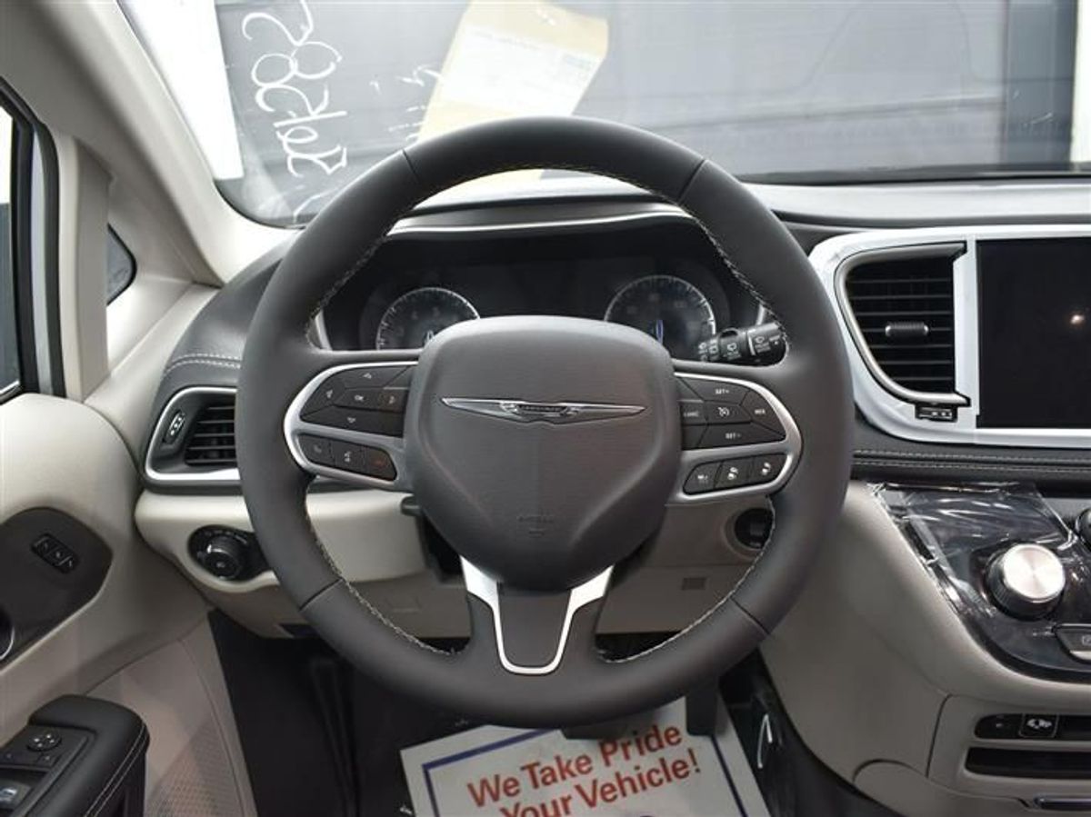 Silver Chrysler Pacifica image number 12