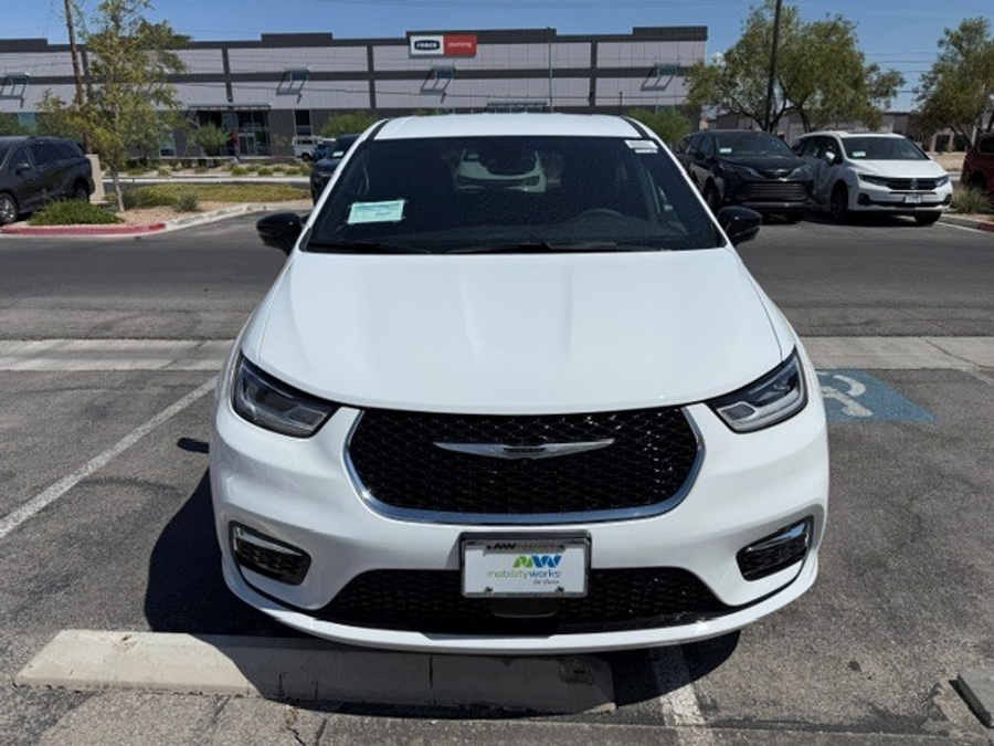 White Chrysler Pacifica image number 3
