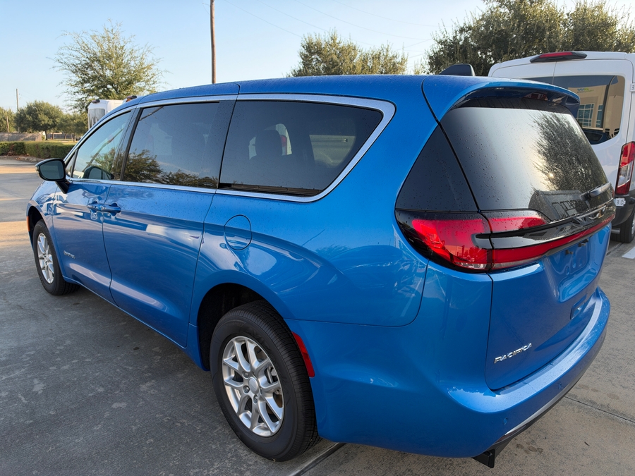 Blue Chrysler Pacifica image number 4