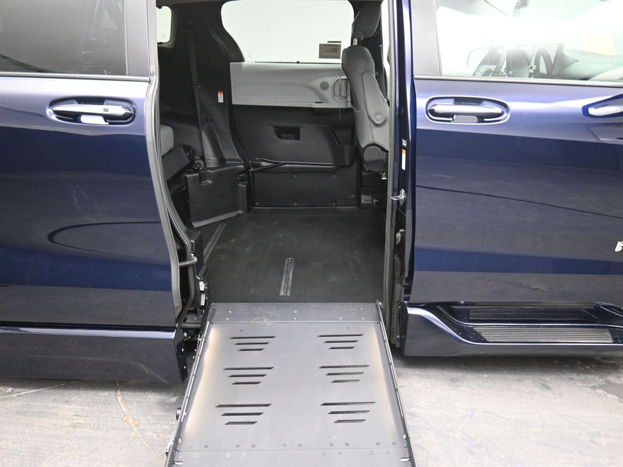 New 2026 Toyota Sienna XLE Add - BraunAbility Side Entry Entry Fold Out Automatic Ramp