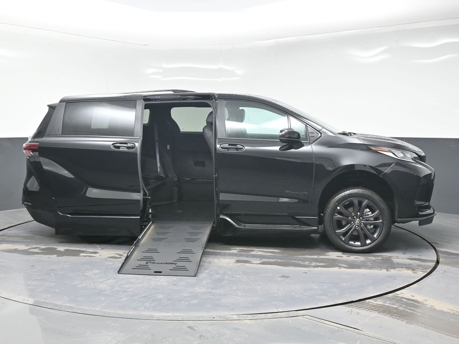 New 2025 Toyota Sienna Hybrid XSE Sport - BraunAbility Side Entry Entry Fold Out Automatic Ramp
