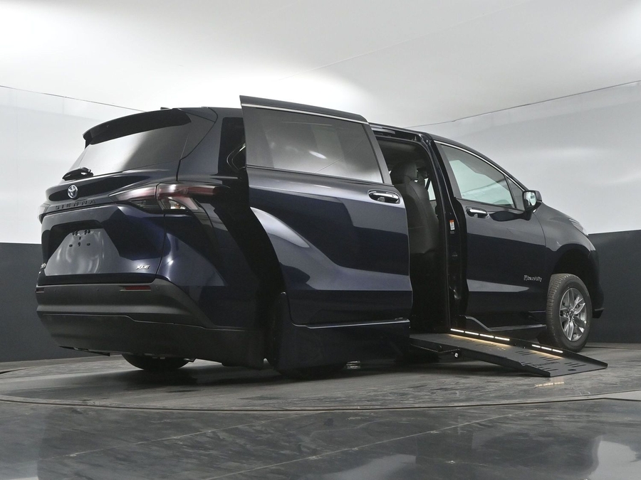 New 2025 Toyota Sienna Hybrid XLE Base - BraunAbility Side Entry Entry Fold Out Automatic Ramp