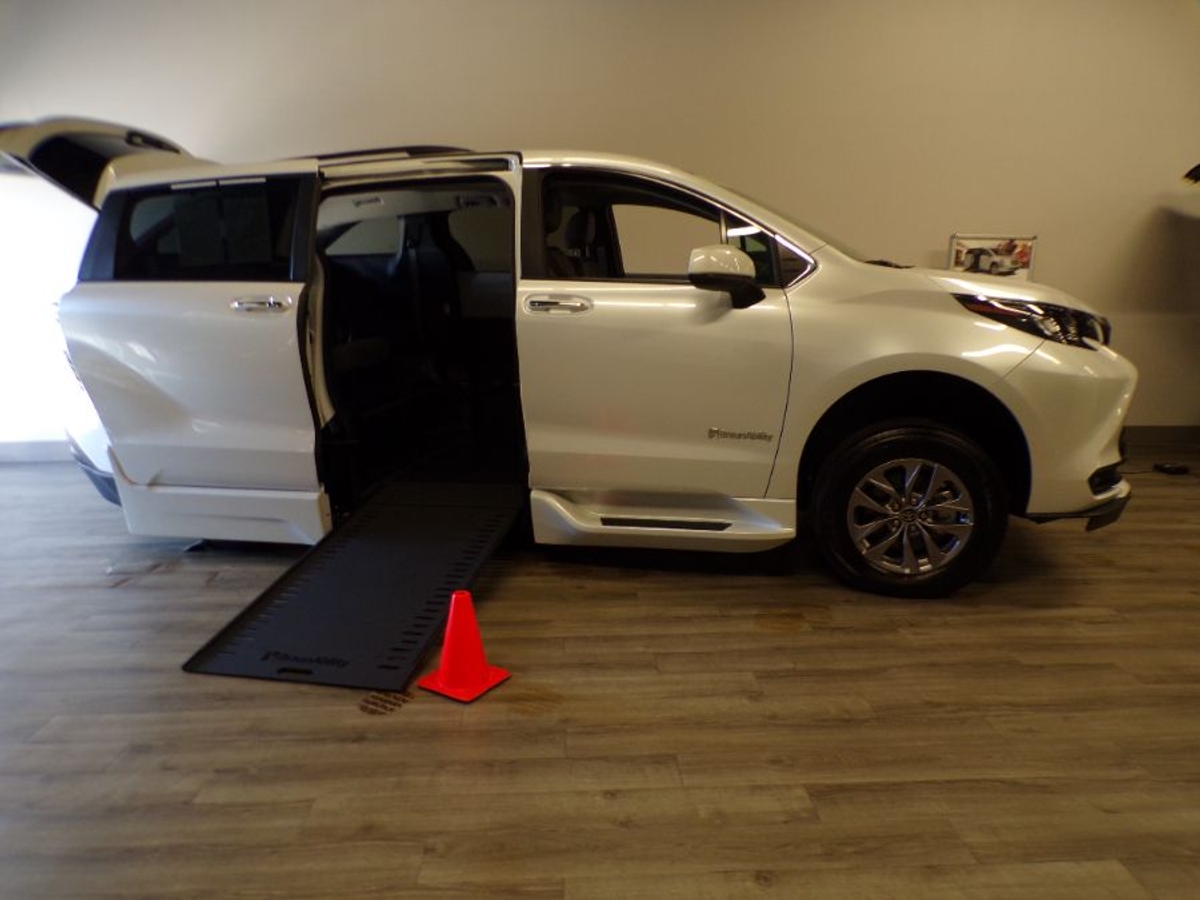 2025 Toyota Sienna XLE's photo