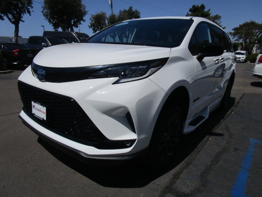 New 2025 Toyota Sienna Hybrid XSE Sport - BraunAbility Side Entry Entry Fold Out Automatic Ramp