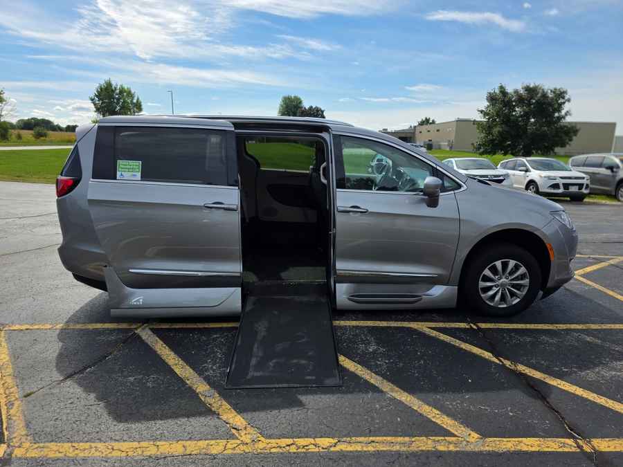Silver Chrysler Pacifica image number 7