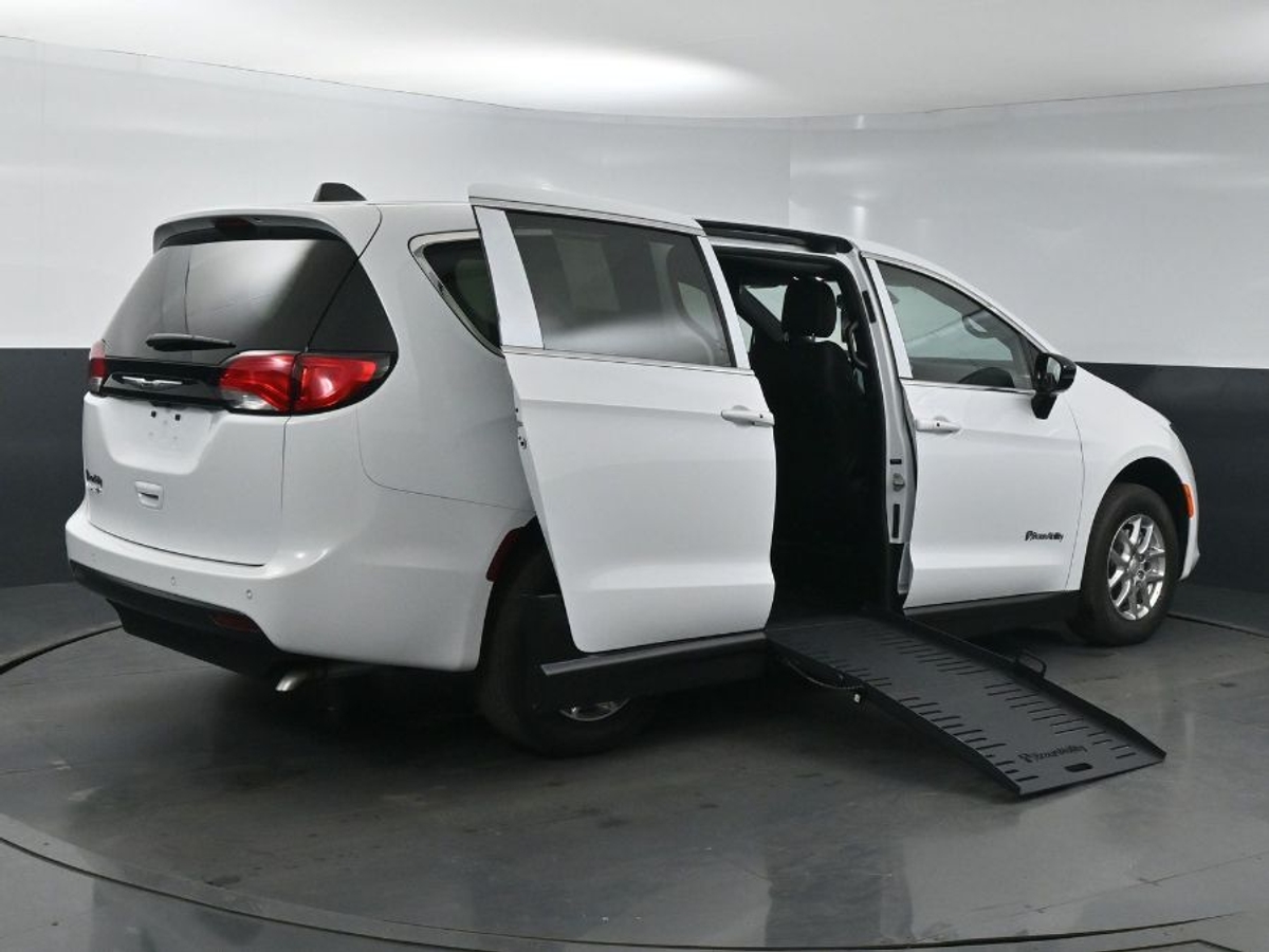 2025 CHRYSLER VOYAGER - Image 7