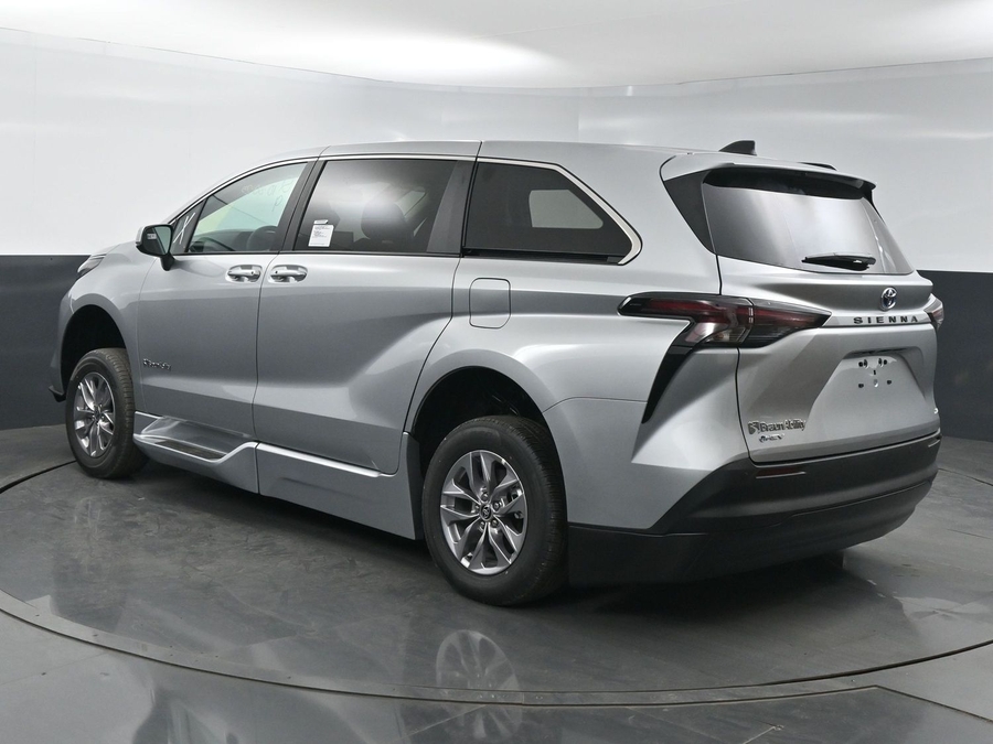 New 2025 Toyota Sienna Hybrid XLE Base - BraunAbility Side Entry Entry Fold Out Automatic Ramp