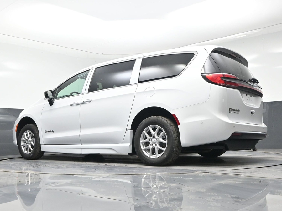 White Chrysler Pacifica image number 20