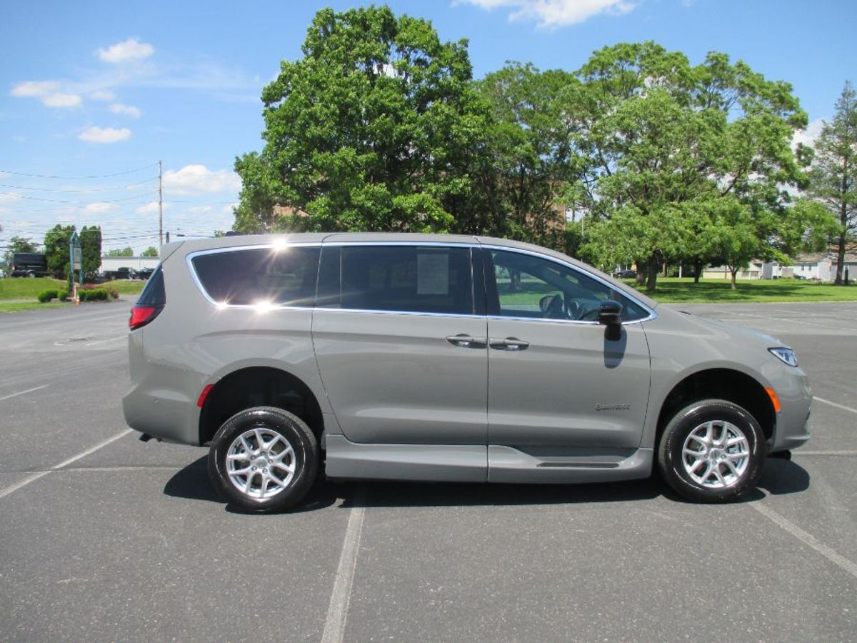 Grey Chrysler Pacifica image number 6