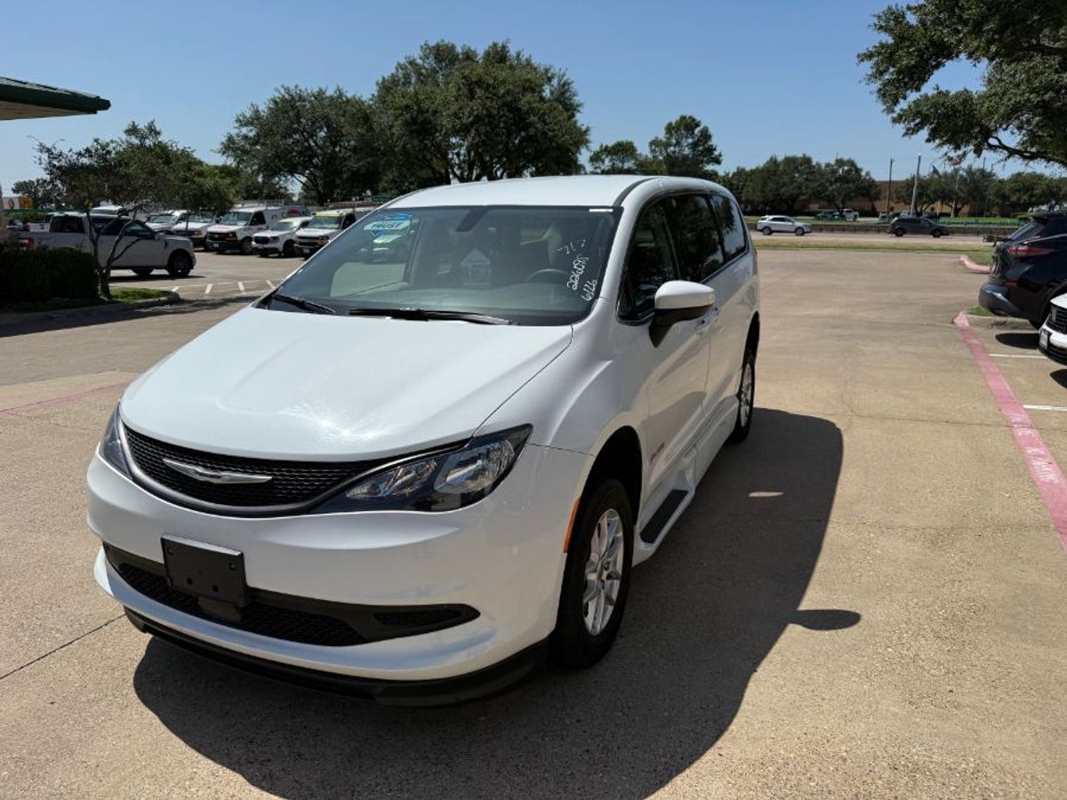 White Chrysler Voyager image number 2