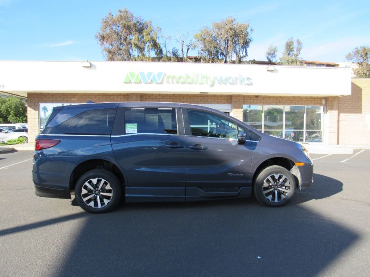 Blue Honda Odyssey image number 8