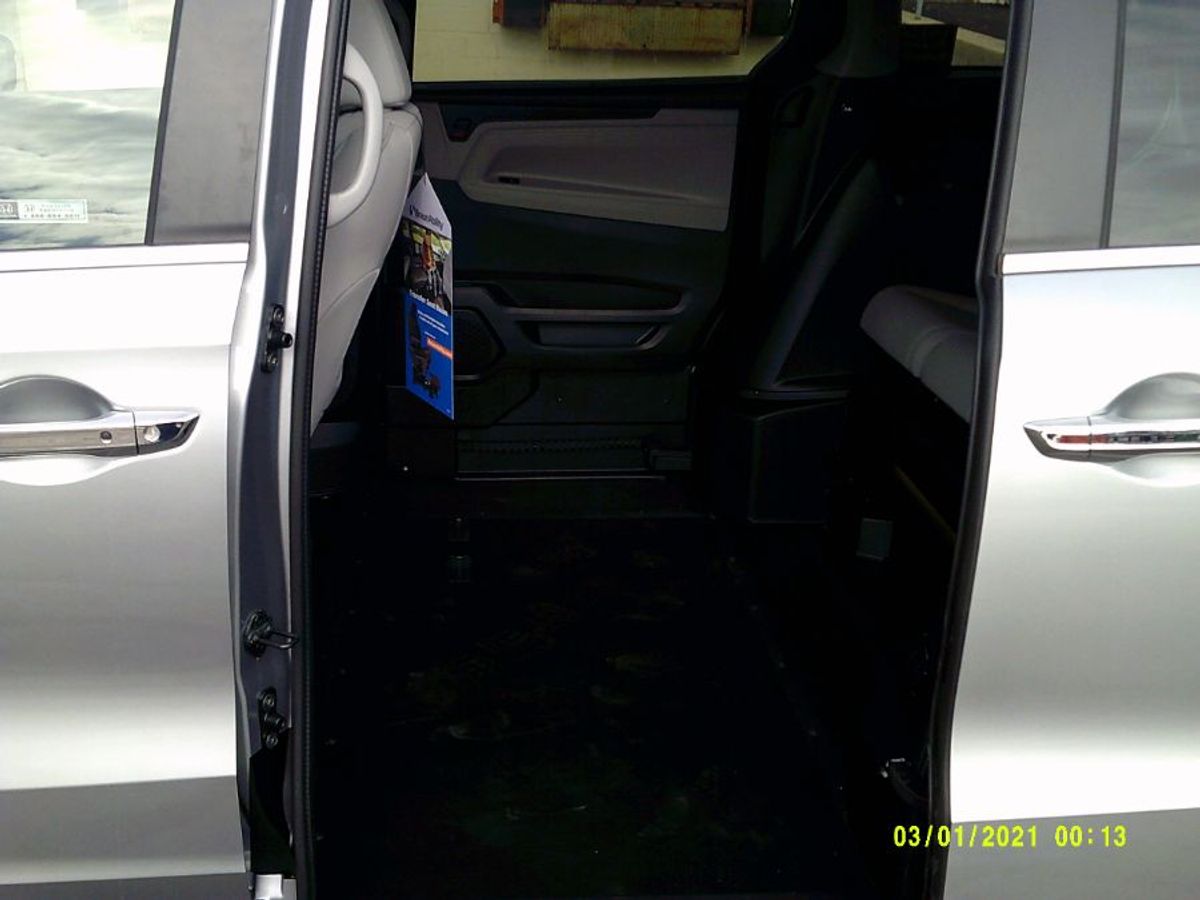 Silver Honda Odyssey image number 17