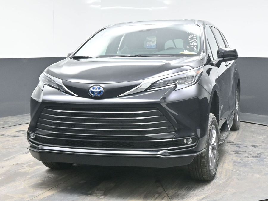 Black Toyota Sienna image number 1