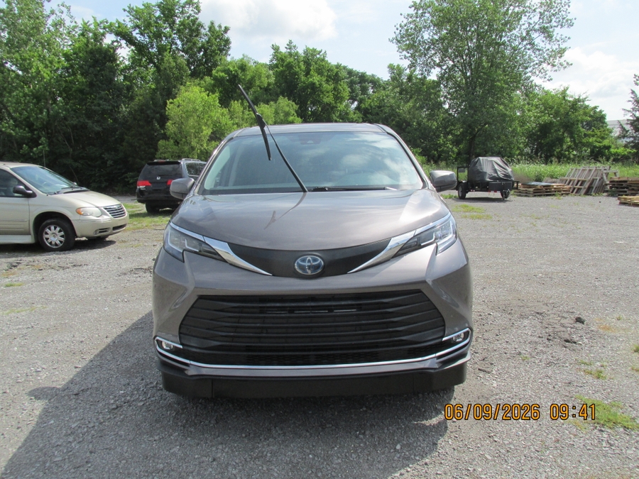Grey Toyota Sienna image number 6