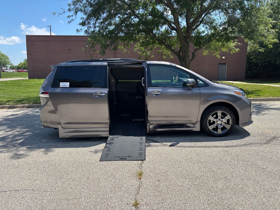 Used 2016 Toyota Sienna SE - BraunAbility Side Entry In Floor Automatic Ramp