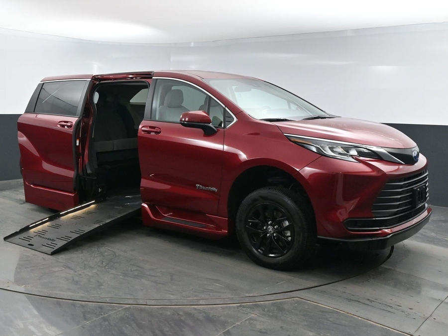 Used 2023 Toyota Sienna Hybrid LE - BraunAbility Side Entry Entry Fold Out Automatic Ramp