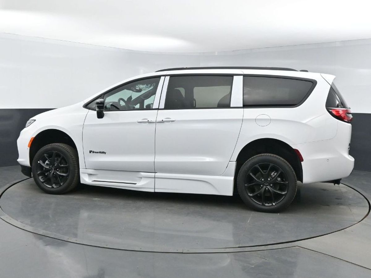 White Chrysler Pacifica image number 20