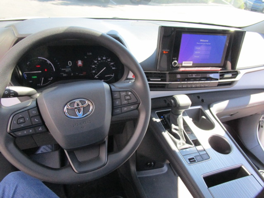 New 2025 Toyota Sienna Hybrid LE - BraunAbility Commercial Rear Entry Entry Fold Out Manual Ramp