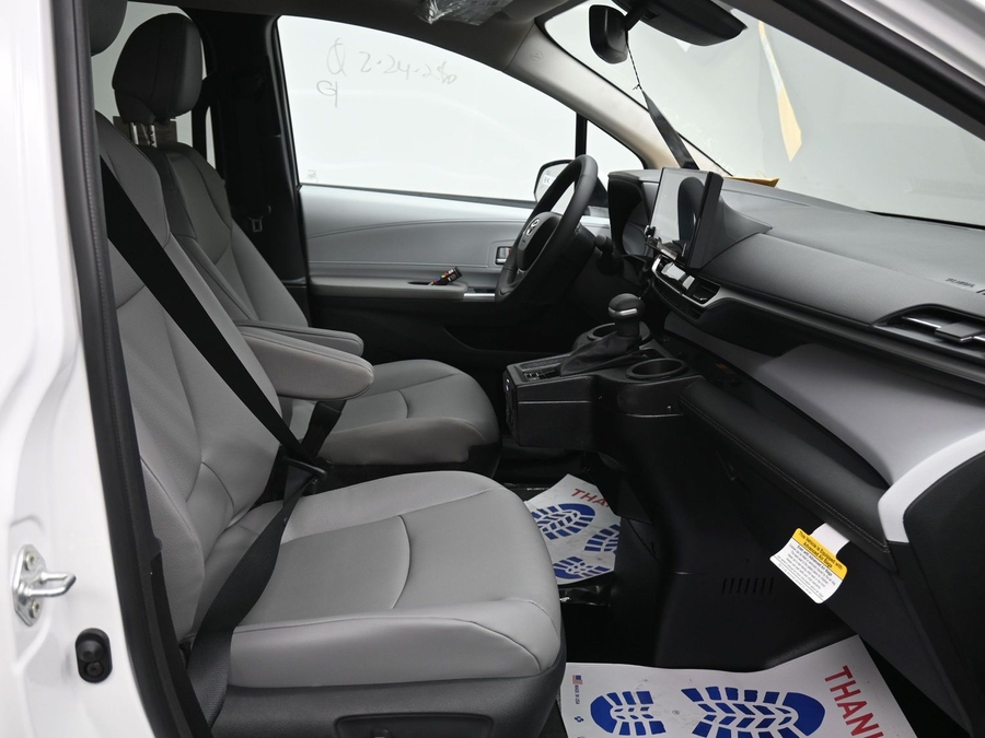 New 2026 Toyota Sienna Hybrid XLE Base - BraunAbility Side Entry Fold Out Automatic Ramp