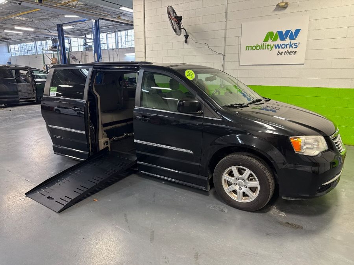 2011 CHRYSLER TOWN AND COUNTRY - Image 2