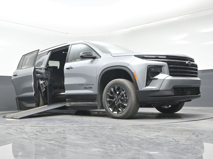 New 2026 Chevrolet Traverse 1LT Midnight Edition - BraunAbility Side Entry Entry In Floor Automatic Ramp