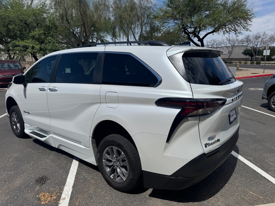 Used 2024 Toyota Sienna Hybrid XLE - BraunAbility Side Entry Fold Out Automatic Ramp