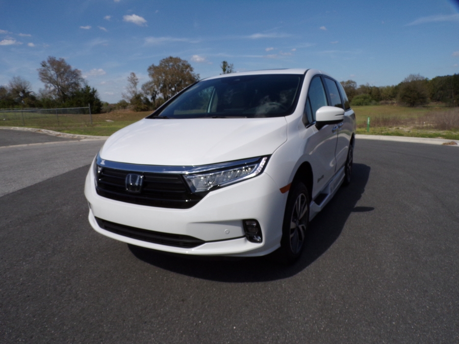 White Honda Odyssey image number 2