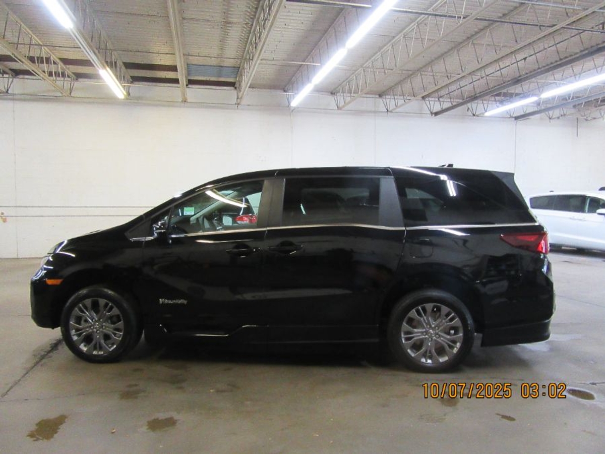 Black Honda Odyssey image number 9