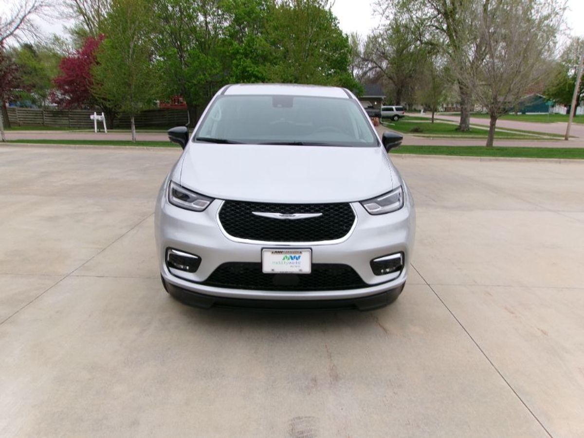Silver Chrysler Pacifica image number 13