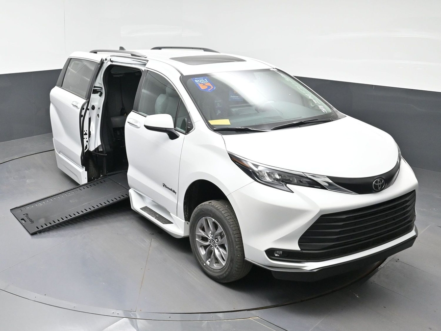 New 2026 Toyota Sienna Hybrid XLE Add - BraunAbility Side Entry Entry In Floor Automatic Ramp