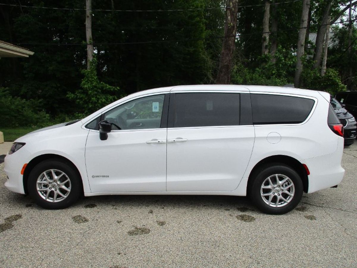 White Chrysler Voyager image number 5