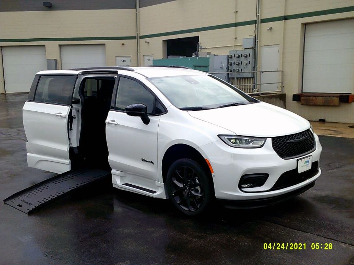 2024 Chrysler Pacifica Touring L