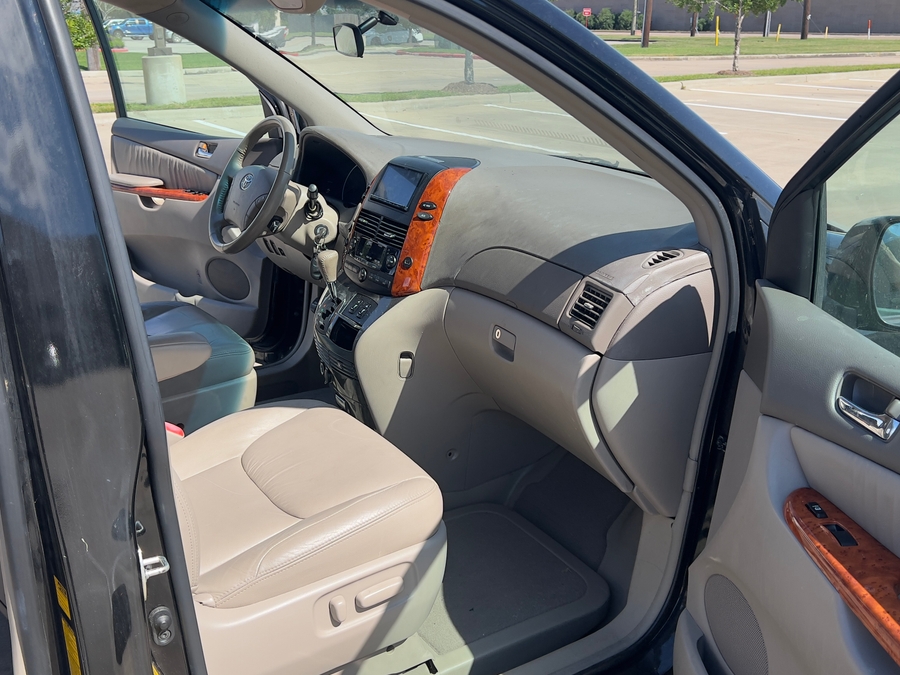 Used 2010 Toyota Sienna LE - BraunAbility Side Entry Entry Fold Out Automatic Ramp